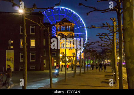 Düsseldorf, Schloßturm, tour du château et la grande roue dans la vieille ville, Banque D'Images