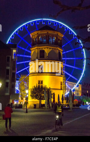 Düsseldorf, Schloßturm, tour du château et la grande roue dans la vieille ville, Banque D'Images