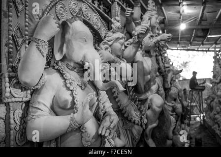 Idoles indiennes sculpture de la préparation de la fête traditionnelle de Durga, l'Inde. Banque D'Images