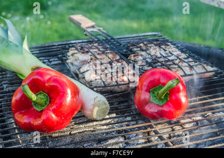 La cuisson des viandes et légumes sur le grill Banque D'Images