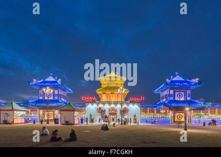 Pavillon de la Chine illuminée la nuit au Village Mondial 2015 à Dubaï Émirats Arabes Unis Banque D'Images