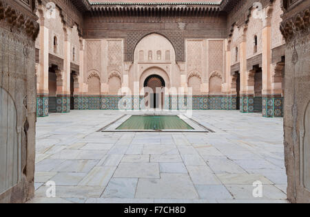 Cour de la Médersa Ben Youssef à Marrakech, Maroc Banque D'Images