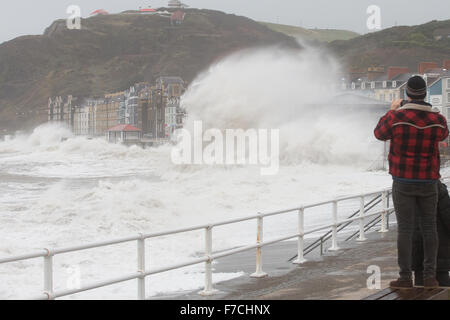 Aberystwyth, Pays de Galles, Royaume-Uni. 29 novembre 2015 grosses vagues batter Aberystwyth ce matin que storm Clodagh combinée à marée haute Libérez la puissance de la nature. Crédit : Ian Jones/Alamy Live News Banque D'Images