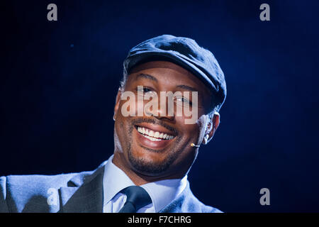 Düsseldorf, Allemagne. 28 Nov, 2015. Fromer boxeur britannique Lennox Lewis pose à la ring de boxe de l'Esprit Arena de Düsseldorf, Allemagne, 28 novembre 2015. Photo : ROLF VENNENBERND/dpa/Alamy Live News Banque D'Images