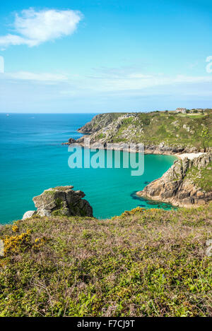 Vue sur la côte près de Porthcurno, Cornwall, Angleterre, Royaume-Uni Banque D'Images