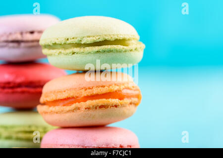 Macarons français sur fond bleu Banque D'Images