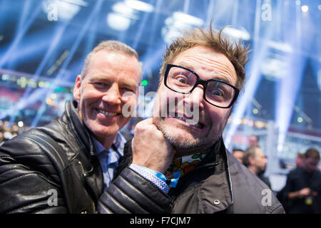 Düsseldorf, Allemagne. 28 Nov, 2015. Ancien boxeur allemand Henry Maske (L) et du comédien Paul posent au ring de boxe à l'Esprit Arena de Düsseldorf, Allemagne, 28 novembre 2015. Photo : ROLF VENNENBERND/dpa/Alamy Live News Banque D'Images