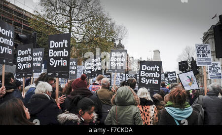 Les manifestants se rassemblent en face de Downing Street à Londres pour protester contre la proposition du gouvernement britannique de bombardement de commencer la Syrie. Banque D'Images