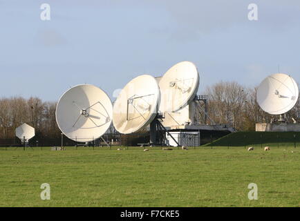 12 stations au sol pour satellites, il grande oreille (Big Ear). La station au sol de l'interception du trafic par satellite, Burum, Pays-Bas Banque D'Images