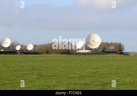 12 stations au sol pour satellites, il grande oreille (Big Ear). La station au sol de l'interception du trafic par satellite, Burum, Pays-Bas Banque D'Images