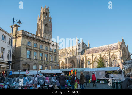 Le centre-ville de Boston market place, avec Saint Botolph en arrière-plan, Boston, Lincolnshire, Angleterre, Royaume-Uni Banque D'Images