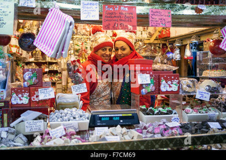 Belfast, Royaume-Uni 20 novembre 2015. Deux femelles la vente de bonbons à l'étal du marché continental de Noël à Belfast Banque D'Images