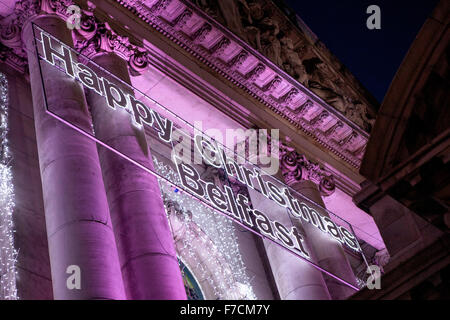 Belfast, Royaume-Uni 20 novembre 2015. 'Joyeux Noël' de Belfast Signe, accroché sur la face de Belfast City Hall Banque D'Images