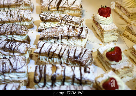 Belfast, Royaume-Uni 20 novembre 2015. Marché de Noël pâtisserie avec crème et sucre glace Banque D'Images