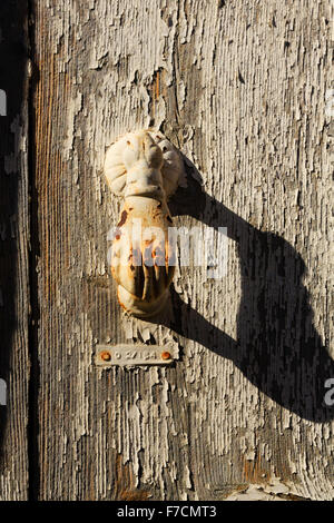 Heurtoir de porte traditionnelle, Pano Lefkara, Troodos, à Chypre. Banque D'Images