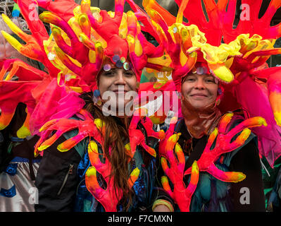Londres, Royaume-Uni. 29 novembre, 2015. Carnaval comme l'atmosphère comme des milliers de personnes de l'autre côté de l'UK dans les rues de Londres pour réclamer des mesures sur le changement climatique. Credit : Oliver Lynton/Alamy Live News Banque D'Images