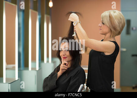 Salon de coiffure à Bauhaus, Cardiff, Pays de Galles du Sud est dotée d''un fauteuil tranquille où les clients peuvent obtenir de leur couper les cheveux en silence. Banque D'Images