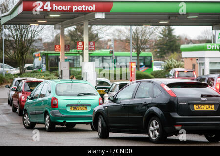 West Bridgeford, Nottinghamshire, Angleterre. 29 novembre, 2015. Ruée vers l'automobiliste pour remplir leurs véhicules avec du carburant sur le dernier jour de l'Asda : descente des prix du carburant ,Unlead à 99,7 et 103,7 diesel par litre .Certains runing parvis à peu de sec . Crédit : Ian Francis/Alamy Live News Banque D'Images