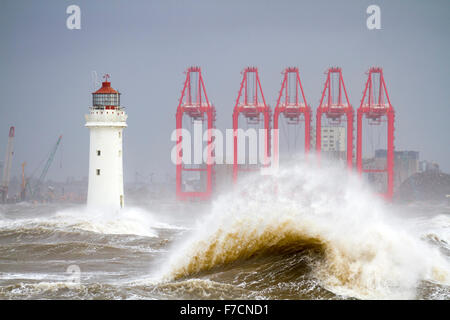 New Brighton, Wirral, UK Weather Fort Perchaude phare. Des vents violents lash côte nord-ouest et le Light House à l'entrée de l'estuaire de la Mersey. Clodagh Storm batters Grande-bretagne avec 70mph vent et vagues géantes batter le littoral. Banque D'Images