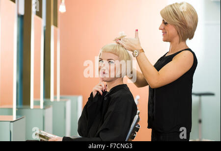 Salon de coiffure à Bauhaus, Cardiff, Pays de Galles du Sud est dotée d''un fauteuil tranquille où les clients peuvent obtenir de leur couper les cheveux en silence. Banque D'Images