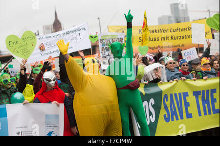 Francfort, Allemagne. 29 Nov, 2015. Activistes du climat tenir des banderoles et des pancartes pendant un rassemblement à l'occasion de la Conférence des Nations Unies sur le changement climatique à Paris, France, en face de la skyline de Francfort am Main, Allemagne, 29 novembre 2015. Dpa : Crédit photo alliance/Alamy Live News Banque D'Images