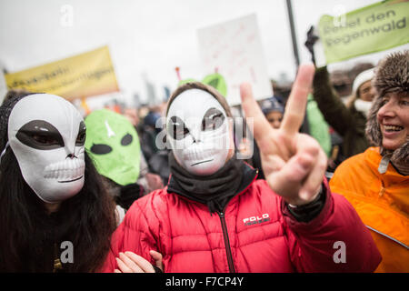 Francfort, Allemagne. 29 Nov, 2015. Les militants climatiques portent des masques au cours d'un rassemblement devant la Conférence des Nations Unies sur les changements climatiques qui se tiendra à Paris, France, du 30 novembre au 11 décembre 2015, à Frankfurt am Main, Allemagne, 29 novembre 2015. Dpa : Crédit photo alliance/Alamy Live News Banque D'Images