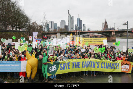 Francfort, Allemagne. 29 Nov, 2015. Activistes du climat tenir des banderoles et des pancartes pendant un rassemblement à l'occasion de la Conférence des Nations Unies sur le changement climatique à Paris, France, en face de la skyline de Francfort am Main, Allemagne, 29 novembre 2015. Dpa : Crédit photo alliance/Alamy Live News Banque D'Images