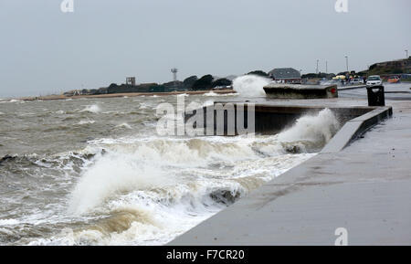 Lee sur le Solent, Hampshire, Royaume-Uni. 29 novembre 2015. Comme la Grande-Bretagne est battue à 70 milles à l'heure des vents. En photo une famille est pris dans la vague sur Lee sur le Solent pour Beachsmashing sur la protection contre les inondations. Des vents violents ont causé des perturbations sur les services Solent aujourd'Hovertravel, services de Ryde à Southsea, et du Red Funnel Jet rouge, entre Cowes et Southampton, ont tous deux été suspendus. Un certain nombre de traversées ferry Wightlink, de Fishbourne à Portsmouth, a également été annulée. Credit : uknip/Alamy Live News Banque D'Images