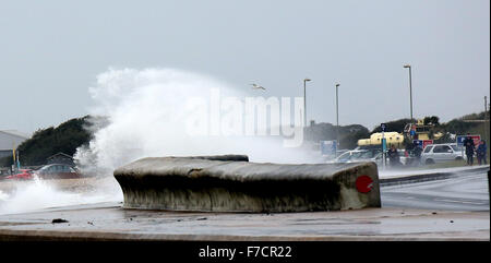 Lee sur le Solent, Hampshire, Royaume-Uni. 29 novembre 2015. Comme la Grande-Bretagne est battue à 70 milles à l'heure des vents. En photo une famille est pris dans la vague sur Lee sur le Solent pour Beachsmashing sur la protection contre les inondations. Des vents violents ont causé des perturbations sur les services Solent aujourd'Hovertravel, services de Ryde à Southsea, et du Red Funnel Jet rouge, entre Cowes et Southampton, ont tous deux été suspendus. Un certain nombre de traversées ferry Wightlink, de Fishbourne à Portsmouth, a également été annulée. Credit : uknip/Alamy Live News Banque D'Images