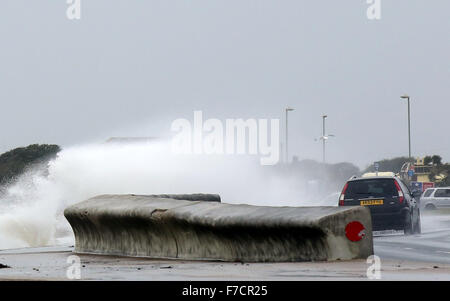 Lee sur le Solent, Hampshire, Royaume-Uni. 29 novembre 2015. Comme la Grande-Bretagne est battue à 70 milles à l'heure des vents. En photo une famille est pris dans la vague sur Lee sur le Solent pour Beachsmashing sur la protection contre les inondations. Des vents violents ont causé des perturbations sur les services Solent aujourd'Hovertravel, services de Ryde à Southsea, et du Red Funnel Jet rouge, entre Cowes et Southampton, ont tous deux été suspendus. Un certain nombre de traversées ferry Wightlink, de Fishbourne à Portsmouth, a également été annulée. Credit : uknip/Alamy Live News Banque D'Images