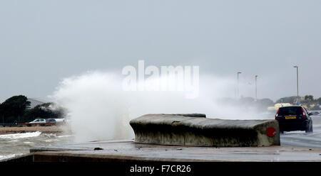 Lee sur le Solent, Hampshire, Royaume-Uni. 29 novembre 2015. Comme la Grande-Bretagne est battue à 70 milles à l'heure des vents. En photo une famille est pris dans la vague sur Lee sur le Solent pour Beachsmashing sur la protection contre les inondations. Des vents violents ont causé des perturbations sur les services Solent aujourd'Hovertravel, services de Ryde à Southsea, et du Red Funnel Jet rouge, entre Cowes et Southampton, ont tous deux été suspendus. Un certain nombre de traversées ferry Wightlink, de Fishbourne à Portsmouth, a également été annulée. Credit : uknip/Alamy Live News Banque D'Images