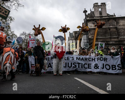 Londres, Royaume-Uni. 29 novembre, 2015. Un carnaval comme l'atmosphère comme des dizaines de milliers dans la rue pour exiger des mesures sur le changement climatique. Credit : Oliver Lynton/Alamy Live News Banque D'Images