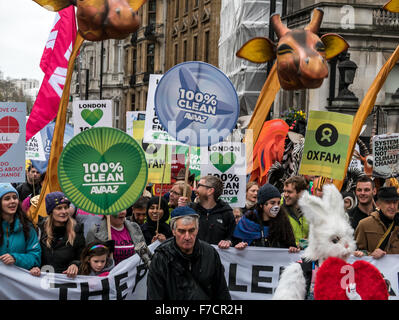 Londres, Royaume-Uni. 29 novembre, 2015. Un carnaval comme l'atmosphère comme des dizaines de milliers dans la rue pour exiger des mesures sur le changement climatique. Credit : Oliver Lynton/Alamy Live News Banque D'Images