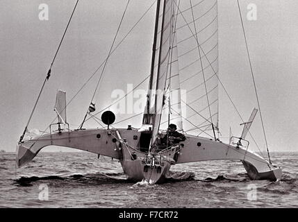 Nouvelles photos d'AJAX. 1976. PLYMOUTH, en Angleterre. - OSTAR - disparus - MIKE MCMULLEN DANS LE TRIMARAN THREE CHEERS AU DÉBUT DE LA COURSE AU LARGE DE PLYMOUTH. Il n'a jamais vu de nouveau. PHOTO:JONATHAN EASTLAND/AJAX REF:2760506/26 Banque D'Images