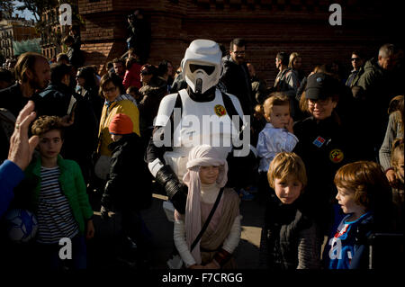 Barcelone, Espagne. 29 Nov, 2015. Des gens habillés comme des personnages de la série de films Star Wars pose pour les photos de Barcelone, Espagne au cours d'une réunion de fans de Star Wars le 29 novembre 2015. Le 18 décembre première mondiale le film La Force s'éveille, l'Épisode VII. Crédit : Jordi Boixareu/Alamy Live News Banque D'Images