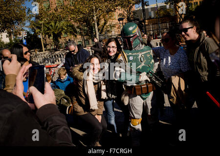 Barcelone, Espagne. 29 Nov, 2015. Des gens habillés comme des personnages de la série de films Star Wars pose pour les photos de Barcelone, Espagne au cours d'une réunion de fans de Star Wars le 29 novembre 2015. Le 18 décembre première mondiale le film La Force s'éveille, l'Épisode VII. Crédit : Jordi Boixareu/Alamy Live News Banque D'Images