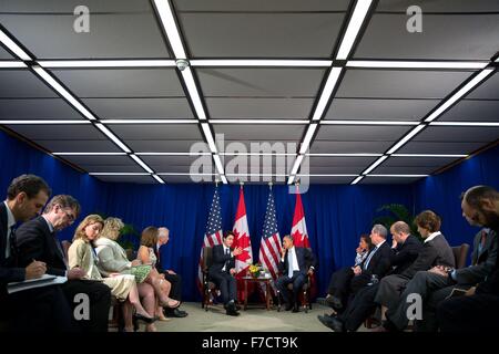 Le président des États-Unis, Barack Obama, lors d'une réunion bilatérale avec le premier ministre du Canada, Justin Trudeau en marge de la réunion au sommet de l'APEC Le 19 novembre 2015 à Manille, aux Philippines. Banque D'Images