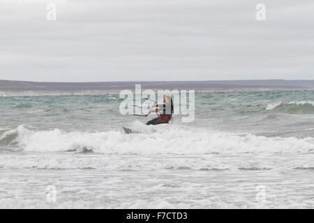 Jeune femme kite-surf sur la mer. Banque D'Images