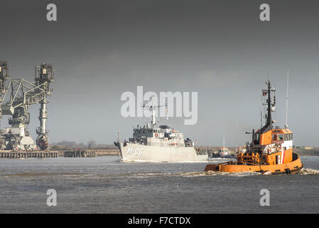 Le patron de l'OTAN passe le remorqueur de la classe d'Alkmaar, destiné au chasseur LVNS Talivaldis (M-06) sur la Tamise. Banque D'Images