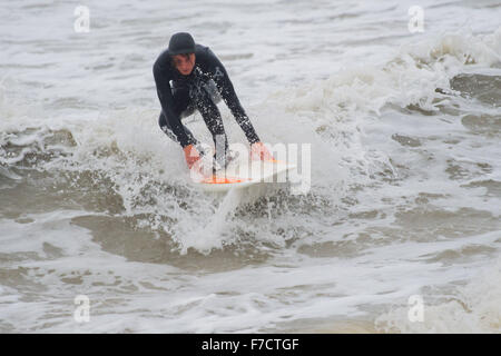 Pays de Galles Aberystwyth UK, dimanche 29 novembre 2015 UK weather : Surfers profitez de la spectaculaire vagues au large de Aberystwyth comme 'Storm Clodagh' continue d'affecter une grande partie de l'UK avec des rafales de vent jusqu'à 70 mi/h dans les zones côtières exposées un 'Être conscient' jaune avertissement a été émis par le Met Office pour l'ensemble du pays de Galles au cours de la fin de semaine. Des rafales autour de la côtes ouest pourrait atteindre 70mph, apportant la possibilité de dommages matériels et d'interruption de voyage Crédit photo : Keith Morris / Alamy Live News Banque D'Images