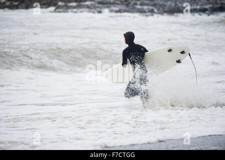 Pays de Galles Aberystwyth UK, dimanche 29 novembre 2015 UK weather : Surfers profitez de la spectaculaire vagues au large de Aberystwyth comme 'Storm Clodagh' continue d'affecter une grande partie de l'UK avec des rafales de vent jusqu'à 70 mi/h dans les zones côtières exposées un 'Être conscient' jaune avertissement a été émis par le Met Office pour l'ensemble du pays de Galles au cours de la fin de semaine. Des rafales autour de la côtes ouest pourrait atteindre 70mph, apportant la possibilité de dommages matériels et d'interruption de voyage Crédit photo : Keith Morris / Alamy Live News Banque D'Images