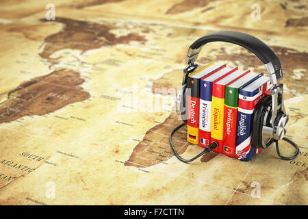 L'apprentissage des langues en ligne. Livres audio concept. Livres et casque sur la map monde. 3d Banque D'Images