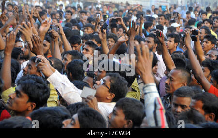 Dhaka, Bangladesh. 29 Nov, 2015. Les manifestants crier des slogans au cours d'une manifestation à Dhaka, Bangladesh, le 29 novembre 2015. Des centaines de camionneurs bangladais dimanche ont organisé des manifestations de masse contre une unité d'expulser un terminal routier illégal dans la capitale, Dhaka, la zone industrielle de Tejgaon. © Shariful Islam/Xinhua/Alamy Live News Banque D'Images