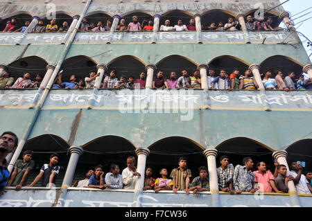 Dhaka, Bangladesh. 29 Nov, 2015. Regarder les gens du Bangladesh les manifestants l'incendie au cours d'une manifestation à Dhaka, Bangladesh, le 29 novembre 2015. Des centaines de camionneurs bangladais dimanche ont organisé des manifestations de masse contre une unité d'expulser un terminal routier illégal dans la capitale, Dhaka, la zone industrielle de Tejgaon. © Shariful Islam/Xinhua/Alamy Live News Banque D'Images