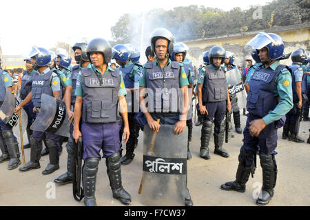 Dhaka, Bangladesh. 29 Nov, 2015. Des policiers montent la garde tandis que les manifestants un incendie à Dhaka, Bangladesh, le 29 novembre 2015. Des centaines de camionneurs bangladais dimanche ont organisé des manifestations de masse contre une unité d'expulser un terminal routier illégal dans la capitale, Dhaka, la zone industrielle de Tejgaon. © Shariful Islam/Xinhua/Alamy Live News Banque D'Images