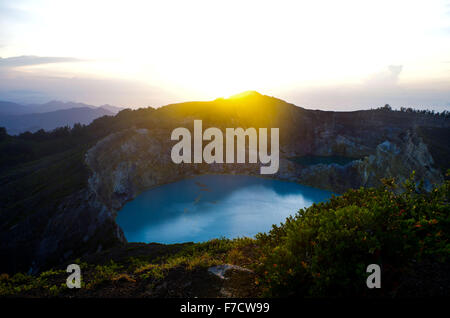 Lac volcanique dans l'île de Flores au lever du soleil Banque D'Images