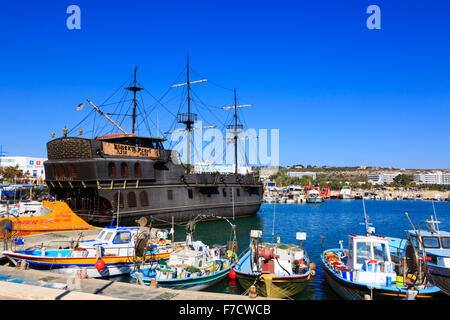 'Black Pearl' bateau de partie en Ayia Napa port avec bateaux de pêche locaux.port d'Ayia Napa, Chypre. Banque D'Images