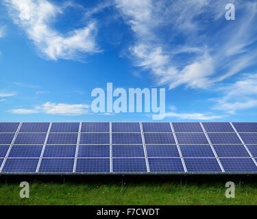 Des panneaux solaires sur une ferme solaire, Royaume-Uni. Banque D'Images
