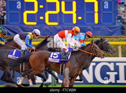 Tokyo, Japon. 29 Nov, 2015. Shonan Pandora (15), jouaient par Kenichi Ikezoe remporte la 35e Coupe du Japon à l'Hippodrome de Tokyo dans la ville de Fuchu dans l'ouest de Tokyo. Le 29 novembre 2015. Photo par : Ramiro Agustin Vargas Tabares. © Ramiro Agustin Vargas Tabares/ZUMA/Alamy Fil Live News Banque D'Images