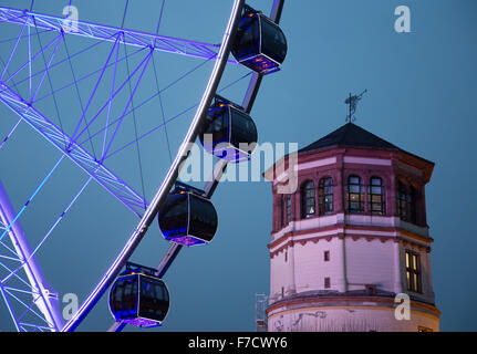 Düsseldorf, Allemagne. 28 Nov, 2015. Une grande roue à un marché de Noël sur la photo à côté du Musée Maritime à Duesseldorf, Allemagne, 28 novembre 2015. Photo : FRISO GENTSCH/dpa/Alamy Live News Banque D'Images